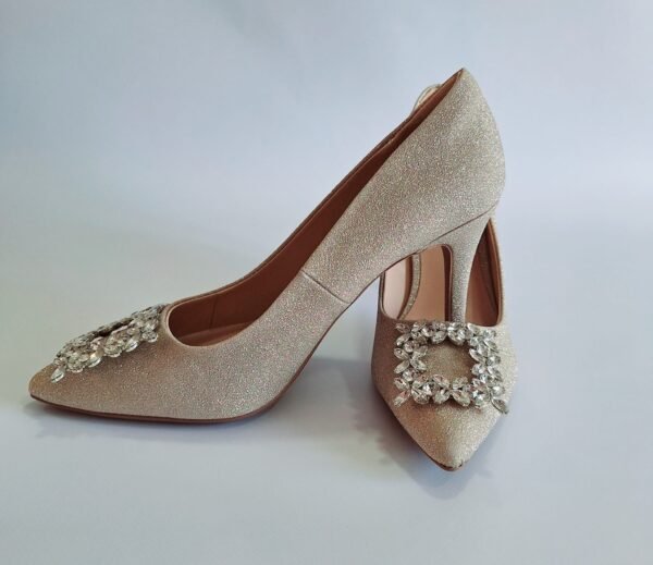 Preciosos zapatos de tacón de aguja con punta puntiaguda y brillante