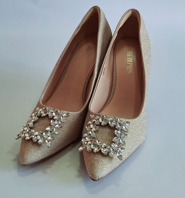 Preciosos zapatos de tacón de aguja con punta puntiaguda y brillante