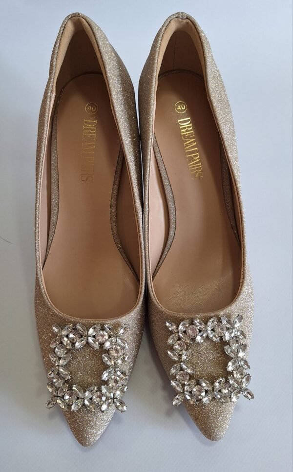 Preciosos zapatos de tacón de aguja con punta puntiaguda y brillante