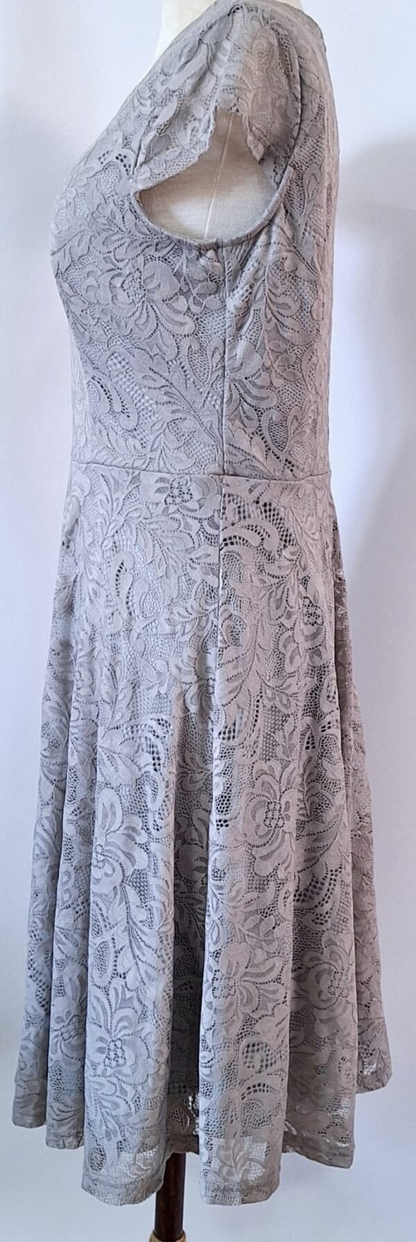 5f1c1bb2-9f87-44c6-ad30-a18f781c081d Vestido midi de encaje gris