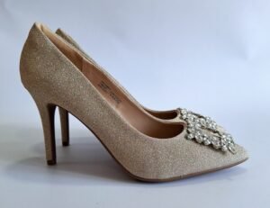 Preciosos zapatos de tacón de aguja con punta puntiaguda y brillante