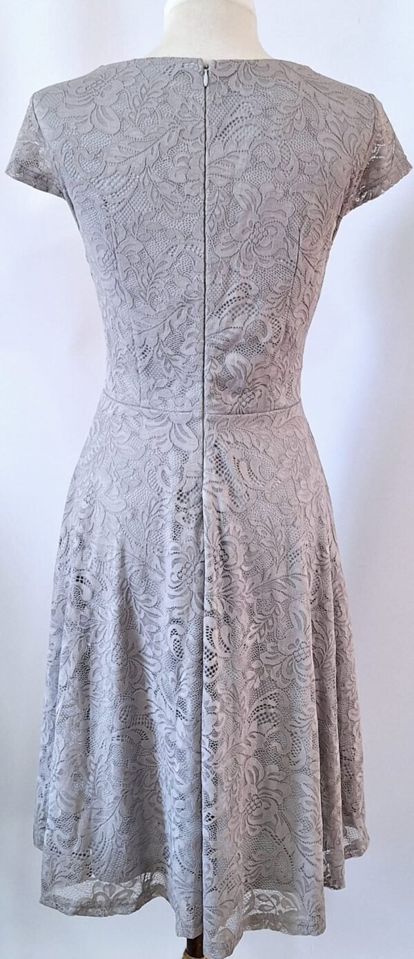 782bd582-f8c8-4afe-940b-3363598873c0 Vestido midi de encaje gris