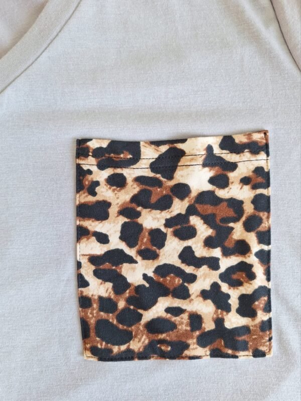 Camiseta con estampado de leopardo