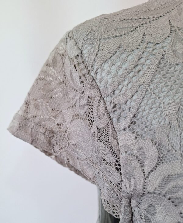 bd25592c-5776-4bba-a8fd-cd0fe2d13adf Vestido midi de encaje gris