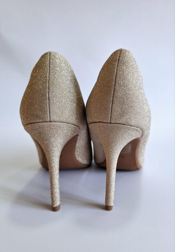 Preciosos zapatos de tacón de aguja con punta puntiaguda y brillante